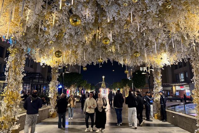 (251224) -- CAIRO, Dec. 24, 2025 (Xinhua) -- People admire festive lights at a shopping mall in Cairo, Egypt, Dec. 24, 2025. (Xinhua/Ahmed Gomaa)