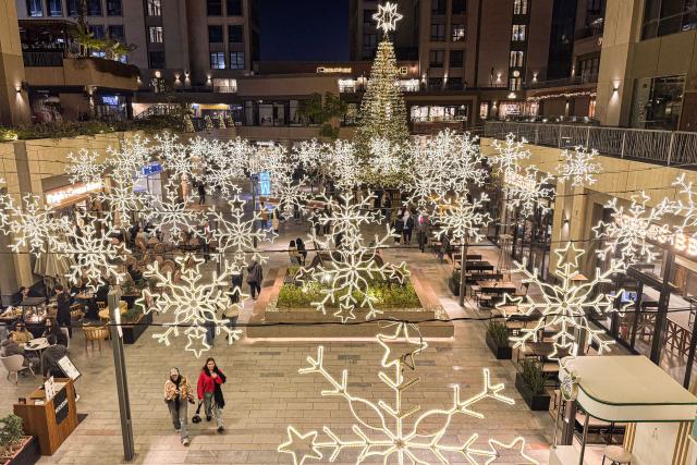 (251224) -- CAIRO, Dec. 24, 2025 (Xinhua) -- People admire festive lights at a shopping mall in Cairo, Egypt, Dec. 24, 2025. (Xinhua/Ahmed Gomaa)