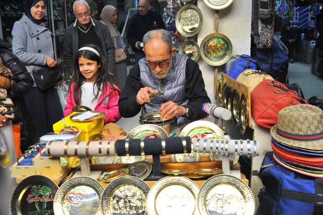 (251225) -- TUNIS, Dec. 25, 2025 (Xinhua) -- An artisan makes handicrafts at a copper market in Tunis, Tunisia, on Dec. 24, 2025. (Photo by Adel Ezzine/Xinhua)