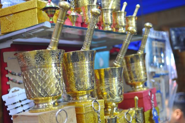 (251225) -- TUNIS, Dec. 25, 2025 (Xinhua) -- Copper handicrafts are seen at a copper market in Tunis, Tunisia, on Dec. 24, 2025. (Photo by Adel Ezzine/Xinhua)