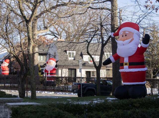 (251225) -- TORONTO, Dec. 25, 2025 (Xinhua) -- Giant-sized inflatable Santa Clauses are seen on a street in Toronto, Canada, on Dec. 24, 2025. (Photo by Zou Zheng/Xinhua)