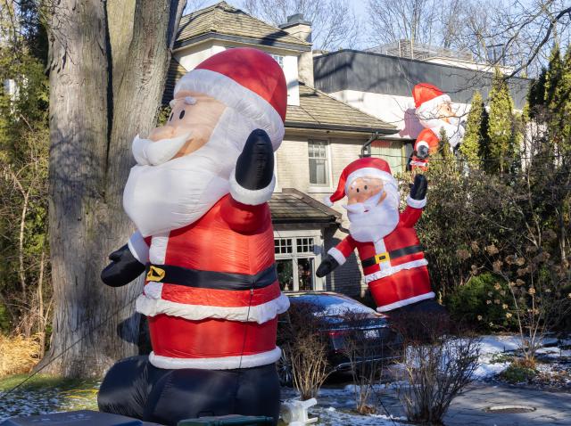 (251225) -- TORONTO, Dec. 25, 2025 (Xinhua) -- Giant-sized inflatable Santa Clauses are seen on a street in Toronto, Canada, on Dec. 24, 2025. (Photo by Zou Zheng/Xinhua)