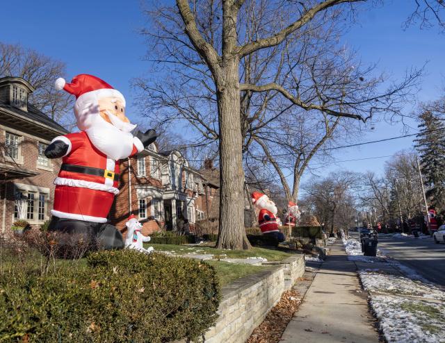 (251225) -- TORONTO, Dec. 25, 2025 (Xinhua) -- Giant-sized inflatable Santa Clauses are seen on a street in Toronto, Canada, on Dec. 24, 2025. (Photo by Zou Zheng/Xinhua)