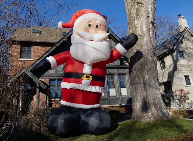 (251225) -- TORONTO, Dec. 25, 2025 (Xinhua) -- A giant-sized inflatable Santa Clause is seen on a street in Toronto, Canada, on Dec. 24, 2025. (Photo by Zou Zheng/Xinhua)