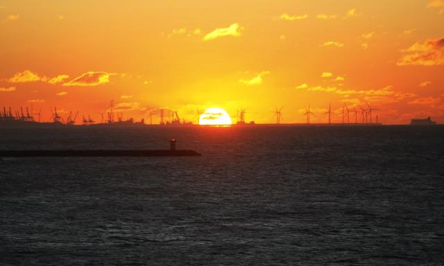 (251225) -- THE HAGUE, Dec. 25, 2025 (Xinhua) -- This photo taken on Dec. 24, 2025 shows a sunset view in the Hague, the Netherlands. (Xinhua/Shao Haijun)