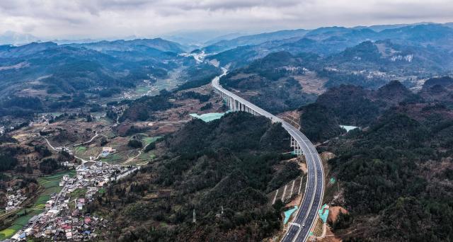 (251225) -- BEIJING, Dec. 25, 2025 (Xinhua) -- An aerial drone photo shows a section of the Guiyang-Pingtang Expressway in southwest China's Guizhou Province, Dec. 23, 2025. The Guiyang-Pingtang Expressway has successfully passed the acceptance inspection on Wednesday and is set to open for operation soon. (Xinhua/Tao Liang)