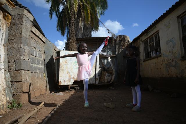 (251225) -- NAIROBI, Dec. 25, 2025 (Xinhua) -- A young dancer prepares for a ballet performance at the Kibera slum in Nairobi, Kenya, Dec. 23, 2025. A Christmas ballet performance organized by the Kibera Ballet School was held here on Tuesday, attracting many local residents to watch. (Xinhua/Yang Guang)
