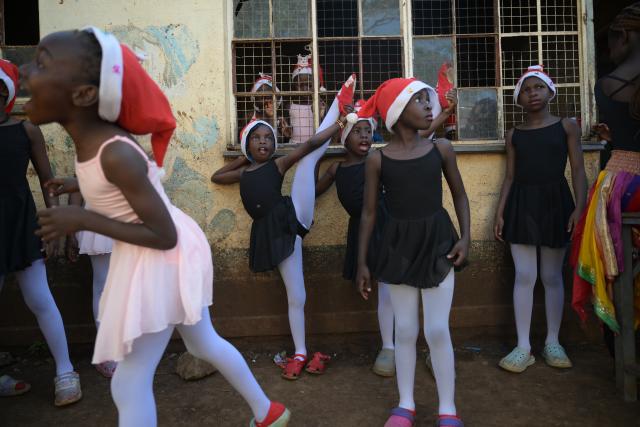 (251225) -- NAIROBI, Dec. 25, 2025 (Xinhua) -- Young dancers are seen preparing for a ballet performance at the Kibera slum in Nairobi, Kenya, Dec. 23, 2025. A Christmas ballet performance organized by the Kibera Ballet School was held here on Tuesday, attracting many local residents to watch. (Xinhua/Yang Guang)