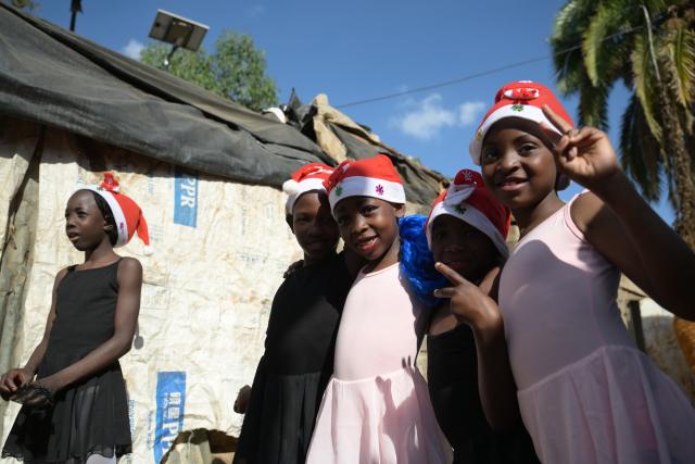 (251225) -- NAIROBI, Dec. 25, 2025 (Xinhua) -- Young dancers pose for photos before attending a ballet performance at the Kibera slum in Nairobi, Kenya, Dec. 23, 2025. A Christmas ballet performance organized by the Kibera Ballet School was held here on Tuesday, attracting many local residents to watch. (Xinhua/Yang Guang)