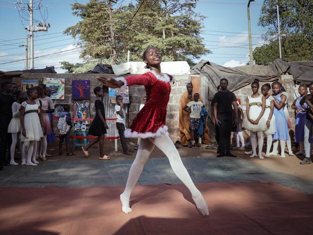 (251225) -- NAIROBI, Dec. 25, 2025 (Xinhua) -- A young dancer performs on a simple stage at the Kibera slum in Nairobi, Kenya, Dec. 23, 2025. A Christmas ballet performance organized by the Kibera Ballet School was held here on Tuesday, attracting many local residents to watch. (Xinhua/Han Xu)