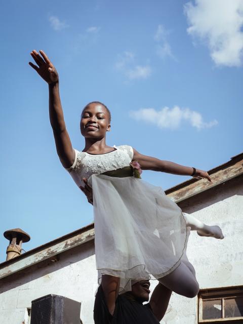 (251225) -- NAIROBI, Dec. 25, 2025 (Xinhua) -- Young dancers perform on a simple stage at the Kibera slum in Nairobi, Kenya, Dec. 23, 2025. A Christmas ballet performance organized by the Kibera Ballet School was held here on Tuesday, attracting many local residents to watch. (Xinhua/Han Xu)