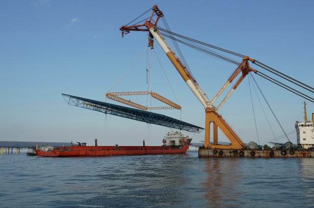 (251225) -- HEBEI, Dec. 25, 2025 (Xinhua) -- Workers operate machines at an offshore photovoltaic power station in waters off Changli County, north China's Hebei Province, Dec. 24, 2025. (Xinhua/Yang Shiyao)