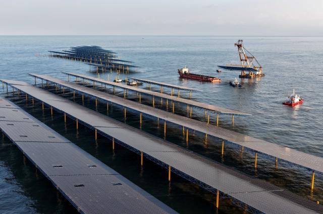 (251225) -- HEBEI, Dec. 25, 2025 (Xinhua) -- A drone photo taken on Dec. 24, 2025 shows workers operating machines at an offshore photovoltaic power station in waters off Changli County, north China's Hebei Province. (Xinhua/Yang Shiyao)