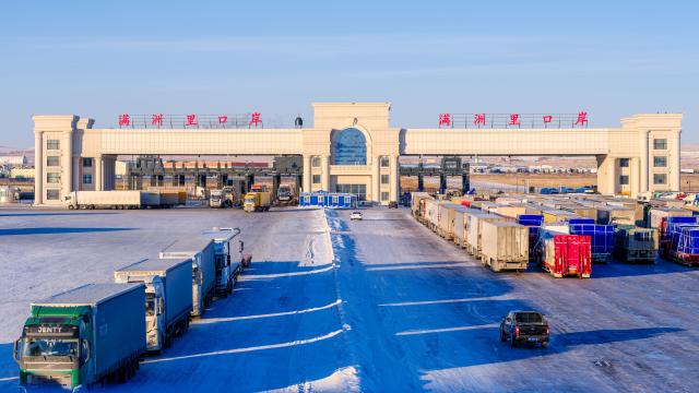(251225) -- MANZHOULI, Dec. 25, 2025 (Xinhua) -- Cargo trucks queue to go through the Manzhouli land port in Manzhouli City, north China's Inner Mongolia Autonomous Region, Dec. 23, 2025. Manzhouli City, a historic port city on the China-Russia border, has been unleashing its vigor in city development with continuously deepening of opening-up. According to data released by the Manzhouli station of exit and entry frontier inspection, the Manzhouli port has handled over 900,000 inbound and outbound passenger trips this year as of Dec. 23. (Xinhua/Ma Jinrui)