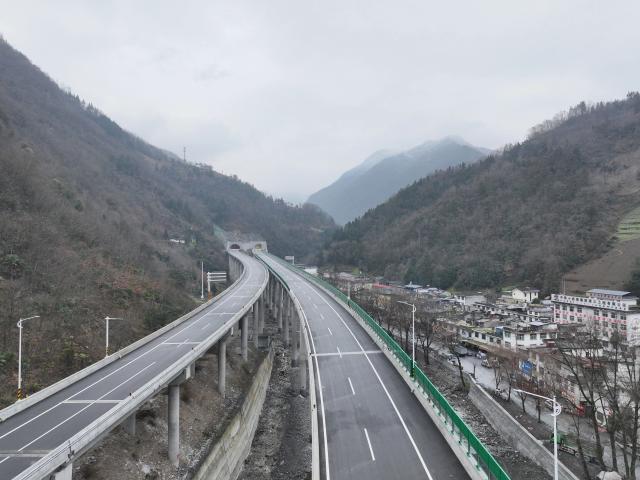(251225) -- XI'AN, Dec. 25, 2025 (Xinhua) -- An aerial drone photo taken on Dec. 25, 2025 shows a section of Ankang-Langao expressway in northwest China's Shaanxi Province. With the Langao County to the boundary of Shaanxi and southwest China's Chongqing Municipality section of Ankang-Langao expressway officially opened to traffic on Thursday, the inter-provincial passage that passes through the Qinling Mountains and Daba Mountains and connects Shaanxi and Chongqing was fully completed. (Photo by Ning Zhengang/Xinhua)