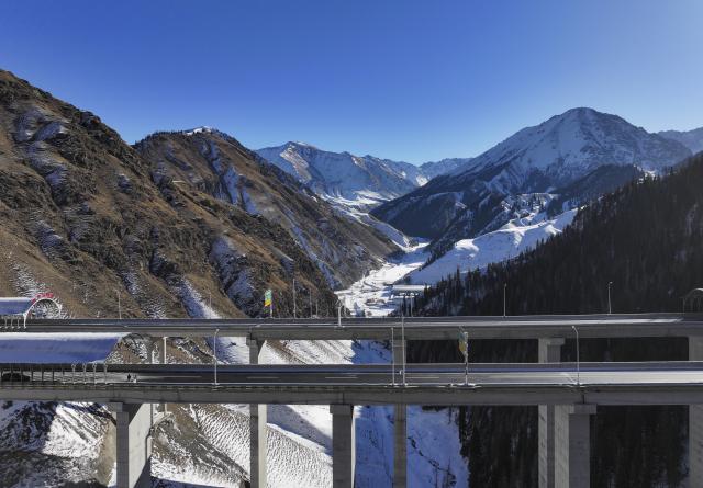 (251225) -- URUMQI, Dec. 25, 2025 (Xinhua) -- An aerial drone photo taken on Dec. 23, 2025 shows a view of Urumqi-Yuli Expressway that traverses the Tianshan Mountains in northwest China's Xinjiang Uygur Autonomous Region. The Tianshan Shengli Tunnel, the world's longest expressway tunnel, and the Urumqi-Yuli Expressway that traverses the Tianshan Mountains via the tunnel, will be open to traffic by the end of this year, enabling a new shortcut linking southern and northern parts of Xinjiang.
  The 22.13-kilometer tunnel will reduce the time it takes to drive across the middle section of the Tianshan Mountains from several hours to about 20 minutes.
   Once operational, the travel time from the regional capital of Urumqi, north of the Tianshan Mountains, to Korla, south of the Tianshan Mountains, will be shortened from seven hours to about three hours. (Xinhua/Wang Fei)