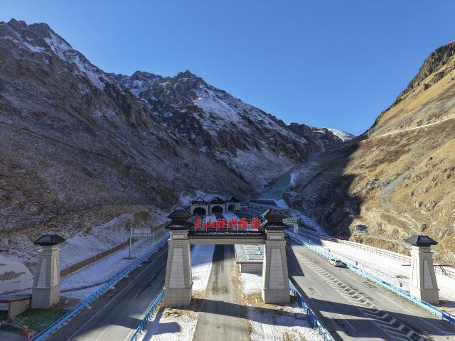 (251225) -- URUMQI, Dec. 25, 2025 (Xinhua) -- A drone photo taken on Dec. 23, 2025 shows the entry of Tianshan Shengli Tunnel on Urumqi-Yuli Expressway in northwest China's Xinjiang Uygur Autonomous Region. The Tianshan Shengli Tunnel, the world's longest expressway tunnel, and the Urumqi-Yuli Expressway that traverses the Tianshan Mountains via the tunnel, will be open to traffic by the end of this year, enabling a new shortcut linking southern and northern parts of Xinjiang.
  The 22.13-kilometer tunnel will reduce the time it takes to drive across the middle section of the Tianshan Mountains from several hours to about 20 minutes.
   Once operational, the travel time from the regional capital of Urumqi, north of the Tianshan Mountains, to Korla, south of the Tianshan Mountains, will be shortened from seven hours to about three hours. (Xinhua/Hu Huhu)