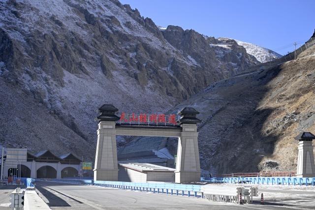 (251225) -- URUMQI, Dec. 25, 2025 (Xinhua) -- This photo taken on Dec. 23, 2025 shows the entry of Tianshan Shengli Tunnel on Urumqi-Yuli Expressway in northwest China's Xinjiang Uygur Autonomous Region. The Tianshan Shengli Tunnel, the world's longest expressway tunnel, and the Urumqi-Yuli Expressway that traverses the Tianshan Mountains via the tunnel, will be open to traffic by the end of this year, enabling a new shortcut linking southern and northern parts of Xinjiang.
  The 22.13-kilometer tunnel will reduce the time it takes to drive across the middle section of the Tianshan Mountains from several hours to about 20 minutes.
   Once operational, the travel time from the regional capital of Urumqi, north of the Tianshan Mountains, to Korla, south of the Tianshan Mountains, will be shortened from seven hours to about three hours. (Xinhua/Wang Fei)