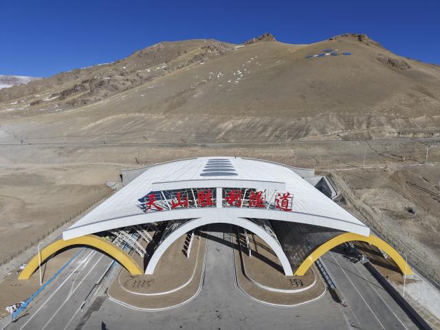 (251225) -- URUMQI, Dec. 25, 2025 (Xinhua) -- A drone photo taken on Dec. 23, 2025 shows the exit of Tianshan Shengli Tunnel on Urumqi-Yuli Expressway in northwest China's Xinjiang Uygur Autonomous Region. The Tianshan Shengli Tunnel, the world's longest expressway tunnel, and the Urumqi-Yuli Expressway that traverses the Tianshan Mountains via the tunnel, will be open to traffic by the end of this year, enabling a new shortcut linking southern and northern parts of Xinjiang.
  The 22.13-kilometer tunnel will reduce the time it takes to drive across the middle section of the Tianshan Mountains from several hours to about 20 minutes.
   Once operational, the travel time from the regional capital of Urumqi, north of the Tianshan Mountains, to Korla, south of the Tianshan Mountains, will be shortened from seven hours to about three hours. (Xinhua/Hu Huhu)
