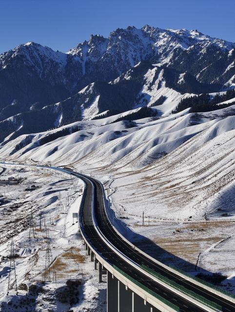 (251225) -- URUMQI, Dec. 25, 2025 (Xinhua) -- An aerial drone photo taken on Dec. 23, 2025 shows a view of Urumqi-Yuli Expressway that traverses the Tianshan Mountains in northwest China's Xinjiang Uygur Autonomous Region. The Tianshan Shengli Tunnel, the world's longest expressway tunnel, and the Urumqi-Yuli Expressway that traverses the Tianshan Mountains via the tunnel, will be open to traffic by the end of this year, enabling a new shortcut linking southern and northern parts of Xinjiang.
  The 22.13-kilometer tunnel will reduce the time it takes to drive across the middle section of the Tianshan Mountains from several hours to about 20 minutes.
   Once operational, the travel time from the regional capital of Urumqi, north of the Tianshan Mountains, to Korla, south of the Tianshan Mountains, will be shortened from seven hours to about three hours. (Xinhua/Wang Fei)