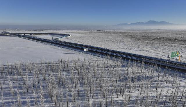 (251225) -- URUMQI, Dec. 25, 2025 (Xinhua) -- An aerial drone photo taken on Dec. 23, 2025 shows a view of Urumqi-Yuli Expressway in northwest China's Xinjiang Uygur Autonomous Region. The Tianshan Shengli Tunnel, the world's longest expressway tunnel, and the Urumqi-Yuli Expressway that traverses the Tianshan Mountains via the tunnel, will be open to traffic by the end of this year, enabling a new shortcut linking southern and northern parts of Xinjiang.
  The 22.13-kilometer tunnel will reduce the time it takes to drive across the middle section of the Tianshan Mountains from several hours to about 20 minutes.
   Once operational, the travel time from the regional capital of Urumqi, north of the Tianshan Mountains, to Korla, south of the Tianshan Mountains, will be shortened from seven hours to about three hours. (Xinhua/Wang Fei)
