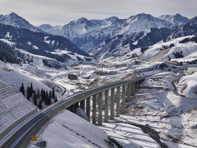 (251225) -- URUMQI, Dec. 25, 2025 (Xinhua) -- An aerial drone photo taken on Dec. 20, 2025 shows a bridge on Urumqi-Yuli Expressway in northwest China's Xinjiang Uygur Autonomous Region. The Tianshan Shengli Tunnel, the world's longest expressway tunnel, and the Urumqi-Yuli Expressway that traverses the Tianshan Mountains via the tunnel, will be open to traffic by the end of this year, enabling a new shortcut linking southern and northern parts of Xinjiang.
  The 22.13-kilometer tunnel will reduce the time it takes to drive across the middle section of the Tianshan Mountains from several hours to about 20 minutes.
   Once operational, the travel time from the regional capital of Urumqi, north of the Tianshan Mountains, to Korla, south of the Tianshan Mountains, will be shortened from seven hours to about three hours. (Xinhua/Hu Huhu)