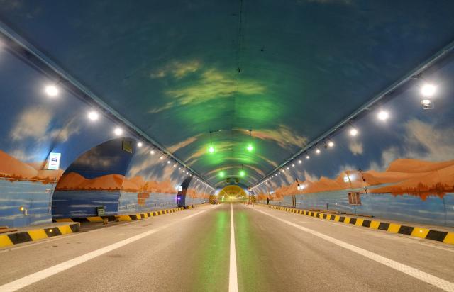 (251225) -- URUMQI, Dec. 25, 2025 (Xinhua) -- This photo taken on Dec. 20, 2025 shows a view of the Tianshan Shengli Tunnel on Urumqi-Yuli Expressway in northwest China's Xinjiang Uygur Autonomous Region. The Tianshan Shengli Tunnel, the world's longest expressway tunnel, and the Urumqi-Yuli Expressway that traverses the Tianshan Mountains via the tunnel, will be open to traffic by the end of this year, enabling a new shortcut linking southern and northern parts of Xinjiang.
  The 22.13-kilometer tunnel will reduce the time it takes to drive across the middle section of the Tianshan Mountains from several hours to about 20 minutes.
   Once operational, the travel time from the regional capital of Urumqi, north of the Tianshan Mountains, to Korla, south of the Tianshan Mountains, will be shortened from seven hours to about three hours. (Xinhua/Hu Huhu)
