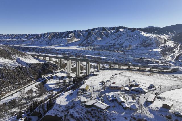 (251225) -- URUMQI, Dec. 25, 2025 (Xinhua) -- An aerial drone photo taken on Dec. 23, 2025 shows a view of Urumqi-Yuli Expressway in northwest China's Xinjiang Uygur Autonomous Region. The Tianshan Shengli Tunnel, the world's longest expressway tunnel, and the Urumqi-Yuli Expressway that traverses the Tianshan Mountains via the tunnel, will be open to traffic by the end of this year, enabling a new shortcut linking southern and northern parts of Xinjiang.
  The 22.13-kilometer tunnel will reduce the time it takes to drive across the middle section of the Tianshan Mountains from several hours to about 20 minutes.
   Once operational, the travel time from the regional capital of Urumqi, north of the Tianshan Mountains, to Korla, south of the Tianshan Mountains, will be shortened from seven hours to about three hours. (Xinhua/Wang Fei)