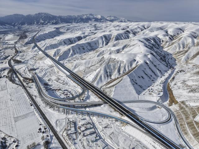 (251225) -- URUMQI, Dec. 25, 2025 (Xinhua) -- An aerial drone photo taken on Dec. 20, 2025 shows a view of Urumqi-Yuli Expressway in northwest China's Xinjiang Uygur Autonomous Region. The Tianshan Shengli Tunnel, the world's longest expressway tunnel, and the Urumqi-Yuli Expressway that traverses the Tianshan Mountains via the tunnel, will be open to traffic by the end of this year, enabling a new shortcut linking southern and northern parts of Xinjiang.
  The 22.13-kilometer tunnel will reduce the time it takes to drive across the middle section of the Tianshan Mountains from several hours to about 20 minutes.
   Once operational, the travel time from the regional capital of Urumqi, north of the Tianshan Mountains, to Korla, south of the Tianshan Mountains, will be shortened from seven hours to about three hours. (Xinhua/Hu Huhu)