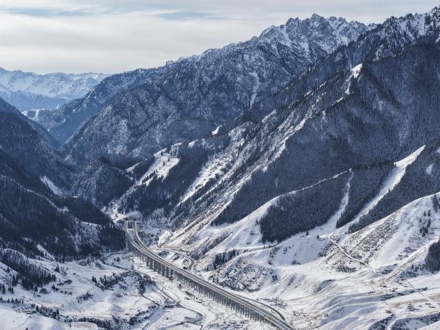 (251225) -- URUMQI, Dec. 25, 2025 (Xinhua) -- An aerial drone photo taken on Dec. 20, 2025 shows a view of Urumqi-Yuli Expressway in northwest China's Xinjiang Uygur Autonomous Region. The Tianshan Shengli Tunnel, the world's longest expressway tunnel, and the Urumqi-Yuli Expressway that traverses the Tianshan Mountains via the tunnel, will be open to traffic by the end of this year, enabling a new shortcut linking southern and northern parts of Xinjiang.
  The 22.13-kilometer tunnel will reduce the time it takes to drive across the middle section of the Tianshan Mountains from several hours to about 20 minutes.
   Once operational, the travel time from the regional capital of Urumqi, north of the Tianshan Mountains, to Korla, south of the Tianshan Mountains, will be shortened from seven hours to about three hours. (Xinhua/Hu Huhu)