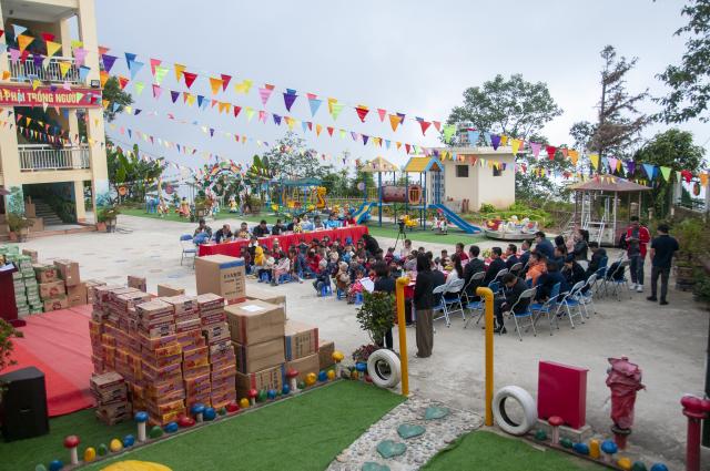 (251225) -- LAO CAI, Dec. 25, 2025 (Xinhua) -- A ceremony is held to mark the delivery of essential supplies and new water heaters to Ban Phung kindergarten by the power firm China Southern Power Grid Lancang-Mekong International (CSGLMI) in Lao Cai Province, Vietnam, Dec. 23, 2025. TO GO WITH "Feature: Chinese power firm donations bring brighter days to Vietnam's mountain children" (Photo by Vu Trung Kien/Xinhua)