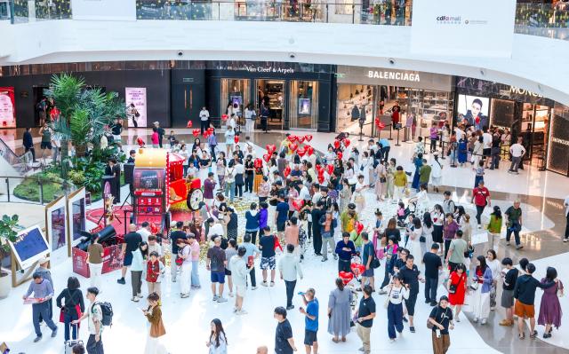(251225) -- SANYA, Dec. 25, 2025 (Xinhua) -- People shop at a duty-free shopping mall in Sanya, south China's Hainan Province, Dec. 18, 2025. The offshore duty-free sales in Hainan Free Trade Port (FTP) totaled 1.1 billion yuan (about 156.9 million U.S. dollars) during the first week of island-wide special customs operations, a year-on-year increase of 54.9 percent, according to Haikou Customs. (Xinhua)