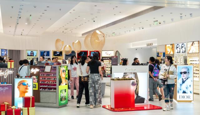 (251225) -- SANYA, Dec. 25, 2025 (Xinhua) -- People shop at a duty-free shopping mall in Sanya, south China's Hainan Province, Dec. 25, 2025. The offshore duty-free sales in Hainan Free Trade Port (FTP) totaled 1.1 billion yuan (about 156.9 million U.S. dollars) during the first week of island-wide special customs operations, a year-on-year increase of 54.9 percent, according to Haikou Customs. (Xinhua)
