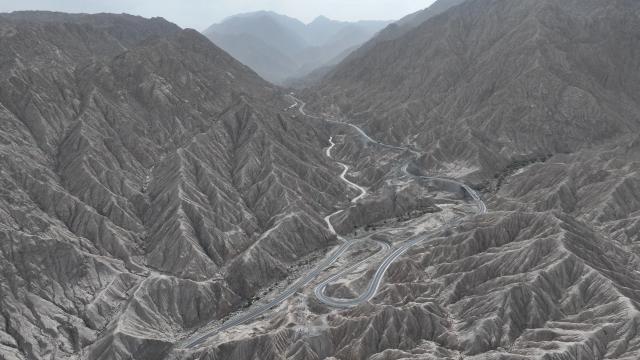 (251225) -- RUOQIANG, Dec. 25, 2025 (Xinhua) -- An aerial drone photo taken on Dec. 25, 2025 shows a resource road in Ruoqiang County, Bayingolin Mongolian Autonomous Prefecture, northwest China's Xinjiang Uygur Autonomous Region. With a total length of 98.45 kilometers, the resource road officially opened to traffic on Thursday. The road starts from an industrial park in Ruoqiang County and passes through the Altun Mountains, connecting the mineral-rich areas in southern Ruoqiang County. (Photo by Su Bo/Xinhua)