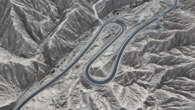 (251225) -- RUOQIANG, Dec. 25, 2025 (Xinhua) -- An aerial drone photo taken on Dec. 25, 2025 shows a resource road in Ruoqiang County, Bayingolin Mongolian Autonomous Prefecture, northwest China's Xinjiang Uygur Autonomous Region. With a total length of 98.45 kilometers, the resource road officially opened to traffic on Thursday. The road starts from an industrial park in Ruoqiang County and passes through the Altun Mountains, connecting the mineral-rich areas in southern Ruoqiang County. (Photo by Su Bo/Xinhua)