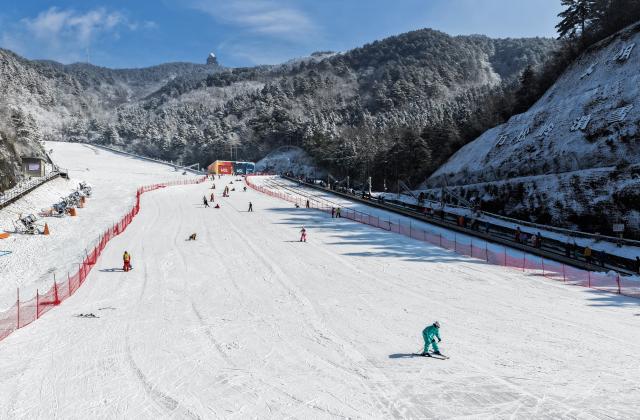 (251225) -- HANGZHOU, Dec. 25, 2025 (Xinhua) -- An aerial drone photo taken on Dec. 25, 2025 shows tourists skiing at a ski resort in the Daming Mountain scenic area in Lin'an District of Hangzhou, east China's Zhejiang Province. Hangzhou's Daming Mountain scenic area saw snowfall under the influence of recent cold air. (Xinhua/Xu Yu)