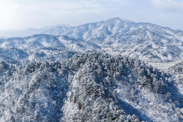 (251225) -- HANGZHOU, Dec. 25, 2025 (Xinhua) -- An aerial drone photo taken on Dec. 25, 2025 shows the scenery after snow in the Daming Mountain scenic area in Lin'an District of Hangzhou, east China's Zhejiang Province. Hangzhou's Daming Mountain scenic area saw snowfall under the influence of recent cold air. (Xinhua/Xu Yu)