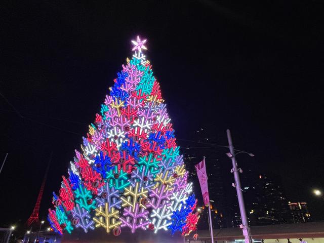 (251225) -- MELBOURNE, Dec. 25, 2025 (Xinhua) -- This photo taken with a mobile phone shows a Christmas tree adorned with festive lights at Federation Square in Melbourne, Australia on Dec. 25, 2025. (Xinhua/Xu Haijing)