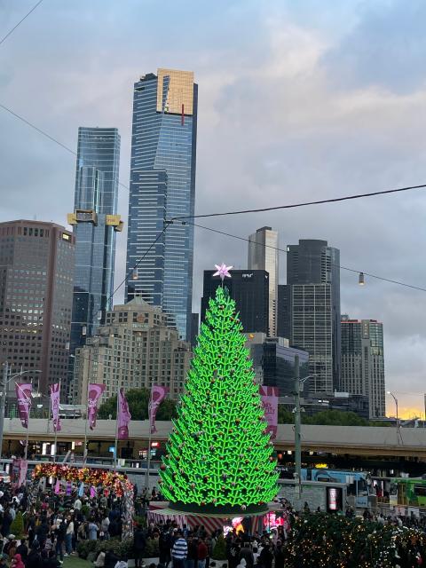 (251225) -- MELBOURNE, Dec. 25, 2025 (Xinhua) -- This photo taken with a mobile phone shows a Christmas tree adorned with festive lights at Federation Square in Melbourne, Australia on Dec. 25, 2025. (Xinhua/Xu Haijing)