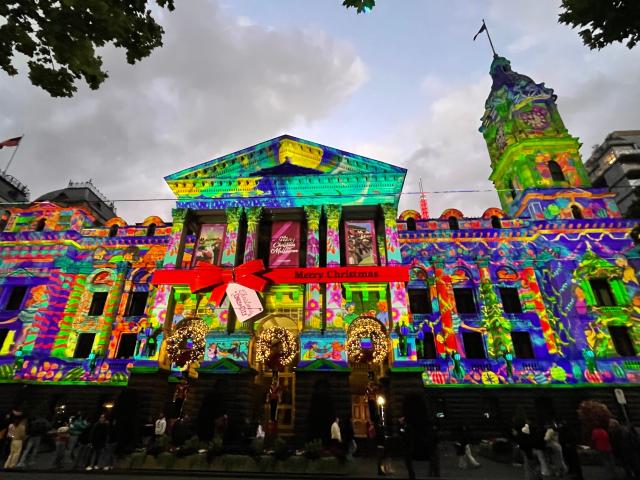 (251225) -- MELBOURNE, Dec. 25, 2025 (Xinhua) -- This photo taken with a mobile phone shows the Melbourne Town Hall lit up with festive lights to celebrate Christmas in Melbourne, Australia, Dec. 25, 2025. (Xinhua/Xu Haijing)