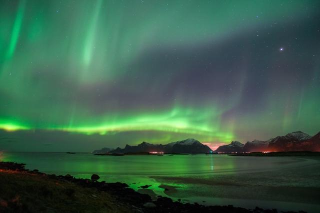 (251225) -- LOFOTEN ISLANDS, Dec. 25, 2025 (Xinhua) -- This photo taken on Dec. 23, 2025 shows the aurora seen at night in Reine, the Lofoten Islands, Norway. (Photo by Zhang Yuheng/Xinhua)