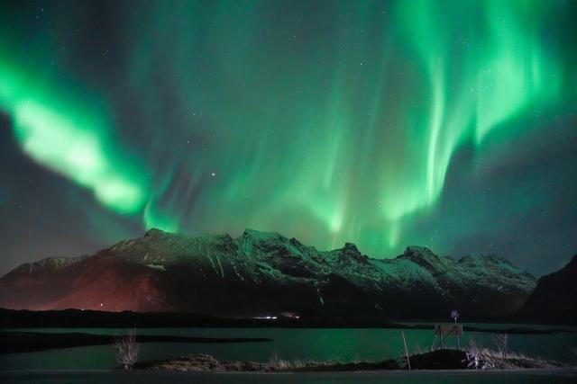 (251225) -- LOFOTEN ISLANDS, Dec. 25, 2025 (Xinhua) -- This photo taken on Dec. 23, 2025 shows the aurora seen at night in Reine, the Lofoten Islands, Norway. (Photo by Zhang Yuheng/Xinhua)