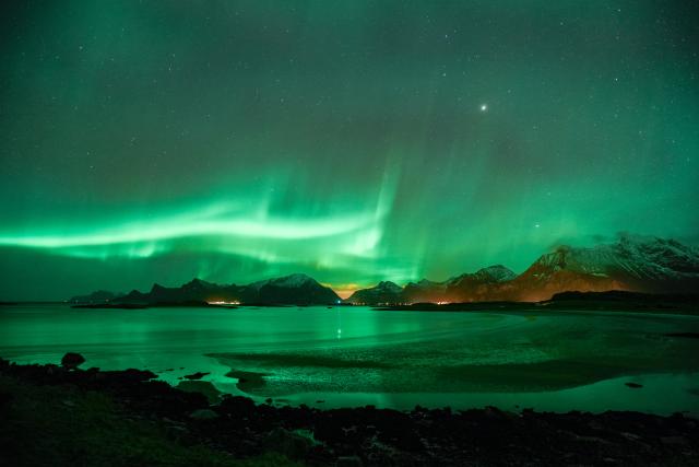 (251225) -- LOFOTEN ISLANDS, Dec. 25, 2025 (Xinhua) -- This photo taken on Dec. 23, 2025 shows the aurora seen at night in Reine, the Lofoten Islands, Norway. (Photo by Zhang Yuheng/Xinhua)