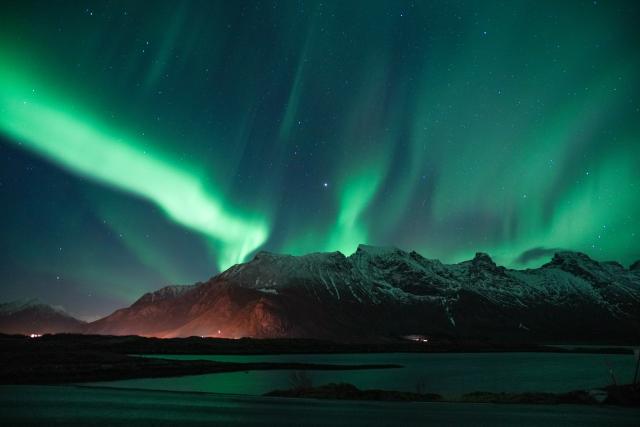 (251225) -- LOFOTEN ISLANDS, Dec. 25, 2025 (Xinhua) -- This photo taken on Dec. 23, 2025 shows the aurora seen at night in Reine, the Lofoten Islands, Norway. (Photo by Zhang Yuheng/Xinhua)