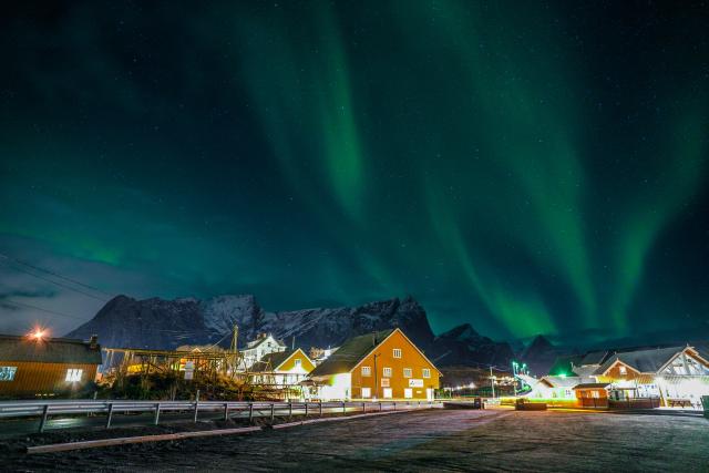 (251225) -- LOFOTEN ISLANDS, Dec. 25, 2025 (Xinhua) -- This photo taken on Dec. 22, 2025 shows the aurora seen at night in Reine, the Lofoten Islands, Norway. (Photo by Zhang Yuheng/Xinhua)