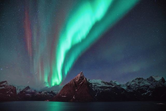 (251225) -- LOFOTEN ISLANDS, Dec. 25, 2025 (Xinhua) -- This photo taken on Dec. 23, 2025 shows the aurora seen at night in Reine, the Lofoten Islands, Norway. (Photo by Zhang Yuheng/Xinhua)