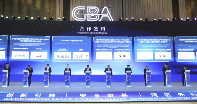 (251225) -- GUANGZHOU, Dec. 25, 2025 (Xinhua) -- Participants sign cooperation agreements during the 2025 Conference on High-Quality Development of Low-Altitude Economy in Guangdong-Hong Kong-Macao Greater Bay Area (GBA) in Guangzhou, south China's Guangdong Province, Dec. 25, 2025.
  The conference convened in south China's Guangzhou city Thursday, gathering government officials, industry leaders and academics to chart a course for innovation-driven growth.
   The conference yielded substantial collaboration outcomes, with cities including Hong Kong, Macao, Guangzhou and Zhuhai inking agreements spanning government-enterprise partnerships, research alliances and operational innovations. (Xinhua/Lu Hanxin)