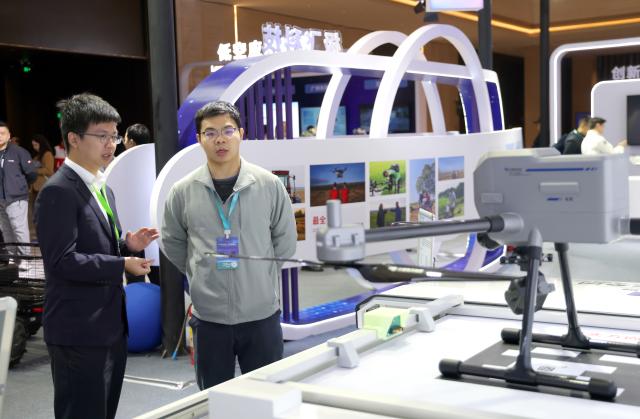 (251225) -- GUANGZHOU, Dec. 25, 2025 (Xinhua) -- Participants visit the exhibition area of the 2025 Conference on High-Quality Development of Low-Altitude Economy in Guangdong-Hong Kong-Macao Greater Bay Area (GBA) in Guangzhou, south China's Guangdong Province, Dec. 25, 2025.
  The conference convened in south China's Guangzhou city Thursday, gathering government officials, industry leaders and academics to chart a course for innovation-driven growth.
   The conference yielded substantial collaboration outcomes, with cities including Hong Kong, Macao, Guangzhou and Zhuhai inking agreements spanning government-enterprise partnerships, research alliances and operational innovations. (Xinhua/Lu Hanxin)