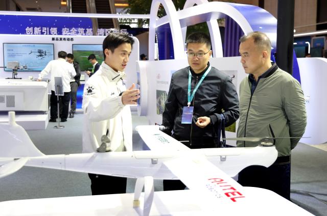 (251225) -- GUANGZHOU, Dec. 25, 2025 (Xinhua) -- Participants visit the exhibition area of the 2025 Conference on High-Quality Development of Low-Altitude Economy in Guangdong-Hong Kong-Macao Greater Bay Area (GBA) in Guangzhou, south China's Guangdong Province, Dec. 25, 2025.
  The conference convened in south China's Guangzhou city Thursday, gathering government officials, industry leaders and academics to chart a course for innovation-driven growth.
   The conference yielded substantial collaboration outcomes, with cities including Hong Kong, Macao, Guangzhou and Zhuhai inking agreements spanning government-enterprise partnerships, research alliances and operational innovations. (Xinhua/Lu Hanxin)