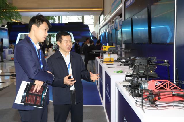 (251225) -- GUANGZHOU, Dec. 25, 2025 (Xinhua) -- Participants visit the exhibition area of the 2025 Conference on High-Quality Development of Low-Altitude Economy in Guangdong-Hong Kong-Macao Greater Bay Area (GBA) in Guangzhou, south China's Guangdong Province, Dec. 25, 2025.
  The conference convened in south China's Guangzhou city Thursday, gathering government officials, industry leaders and academics to chart a course for innovation-driven growth.
   The conference yielded substantial collaboration outcomes, with cities including Hong Kong, Macao, Guangzhou and Zhuhai inking agreements spanning government-enterprise partnerships, research alliances and operational innovations. (Xinhua/Lu Hanxin)